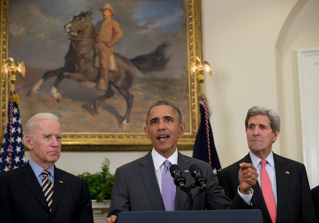 Joe Biden, Barack Obama, John Kerry are posing for a picture