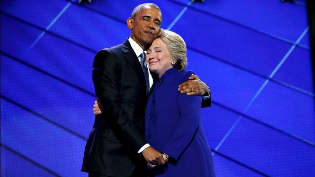 Barack Obama, Hillary Clinton are posing for a picture