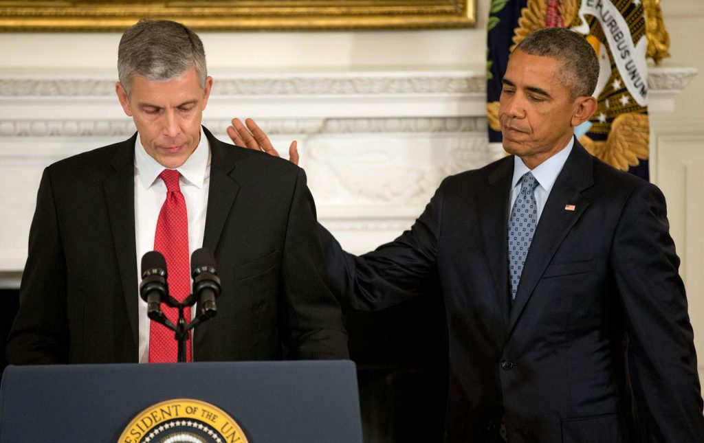 Arne Duncan, Barack Obama are posing for a picture