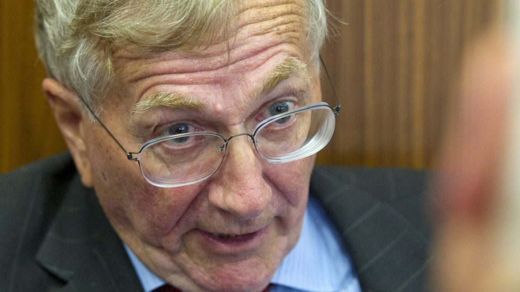 A close up of Seymour Hersh wearing glasses and looking at the camera